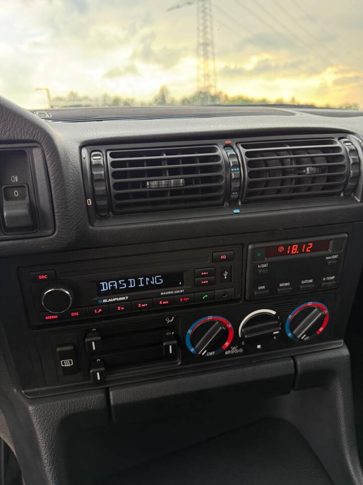 Bild 13/19 von BMW 518i (1993)