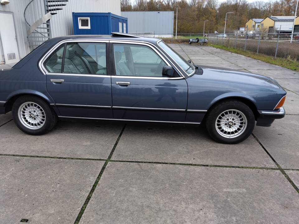 Bild 4/113 von BMW 735i (1986)