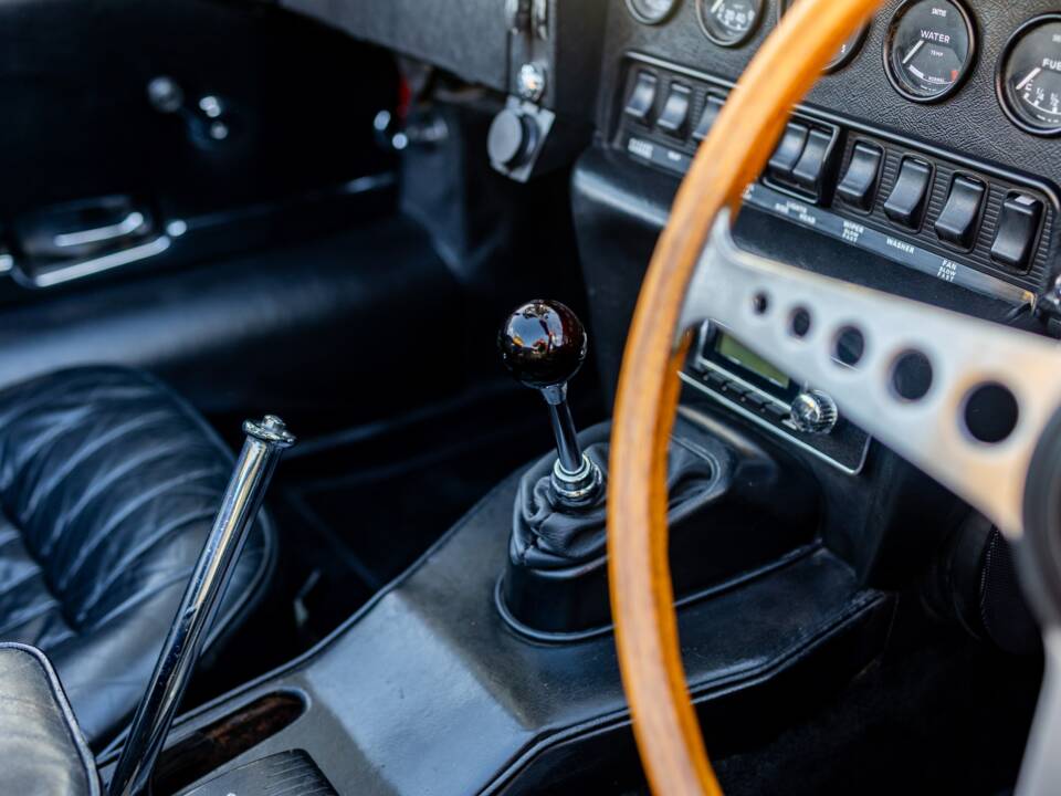 Image 32/50 de Jaguar E-Type (1969)