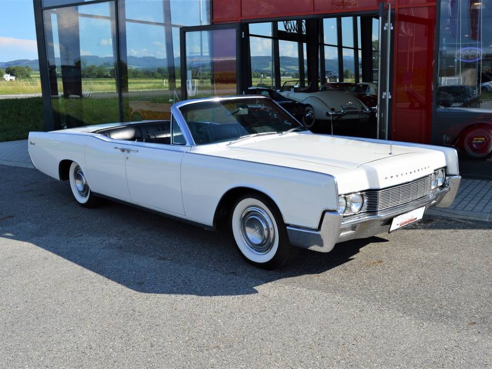 Image 16/50 of Lincoln Continental Convertible (1967)