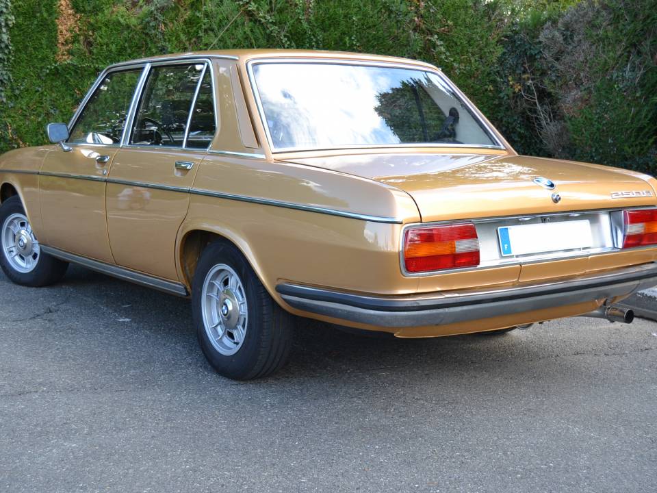 Image 2/14 de BMW 2500 (1972)