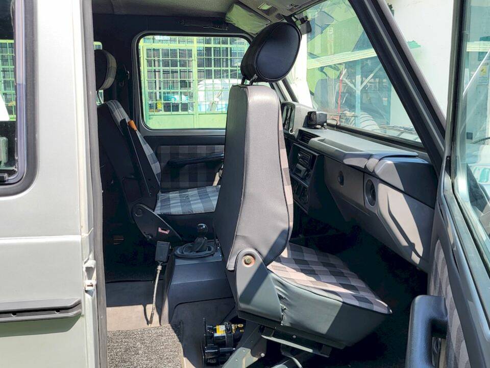 Image 37/55 of Mercedes-Benz 200 GE (SWB) (1990)
