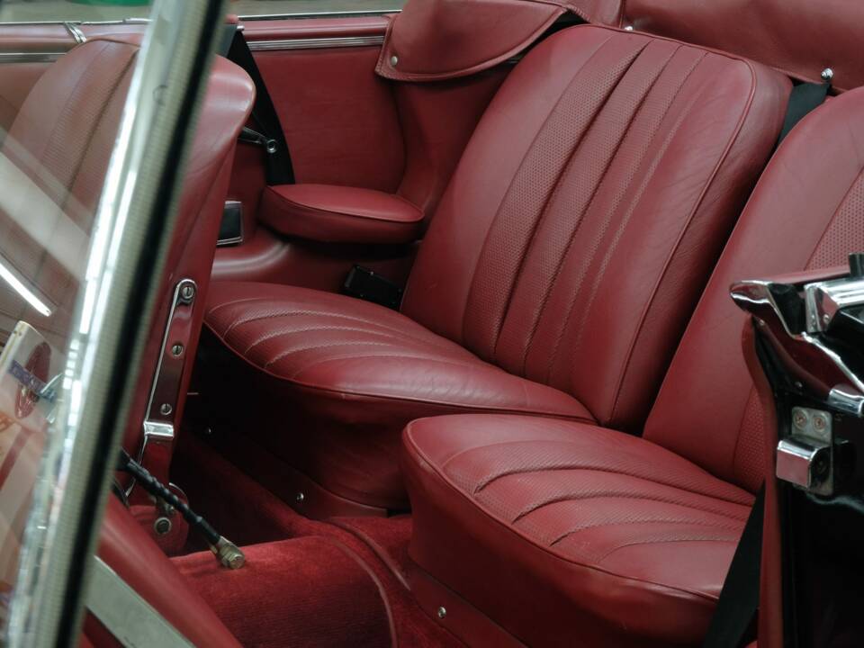 Image 33/50 of Mercedes-Benz 220 SE b (1963)