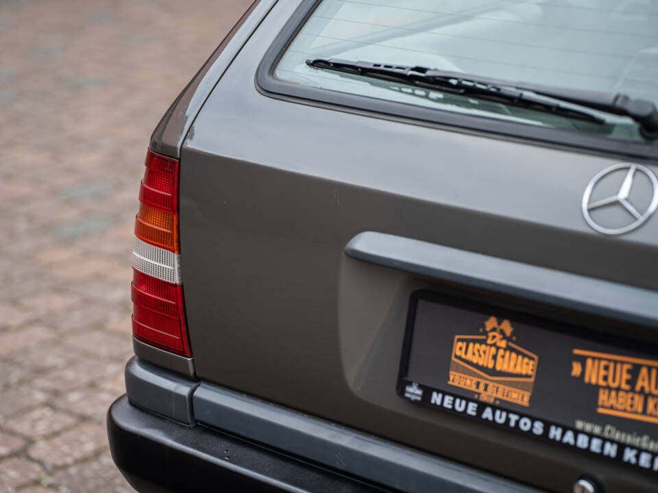 Image 13/66 of Mercedes-Benz 200 TE (1989)