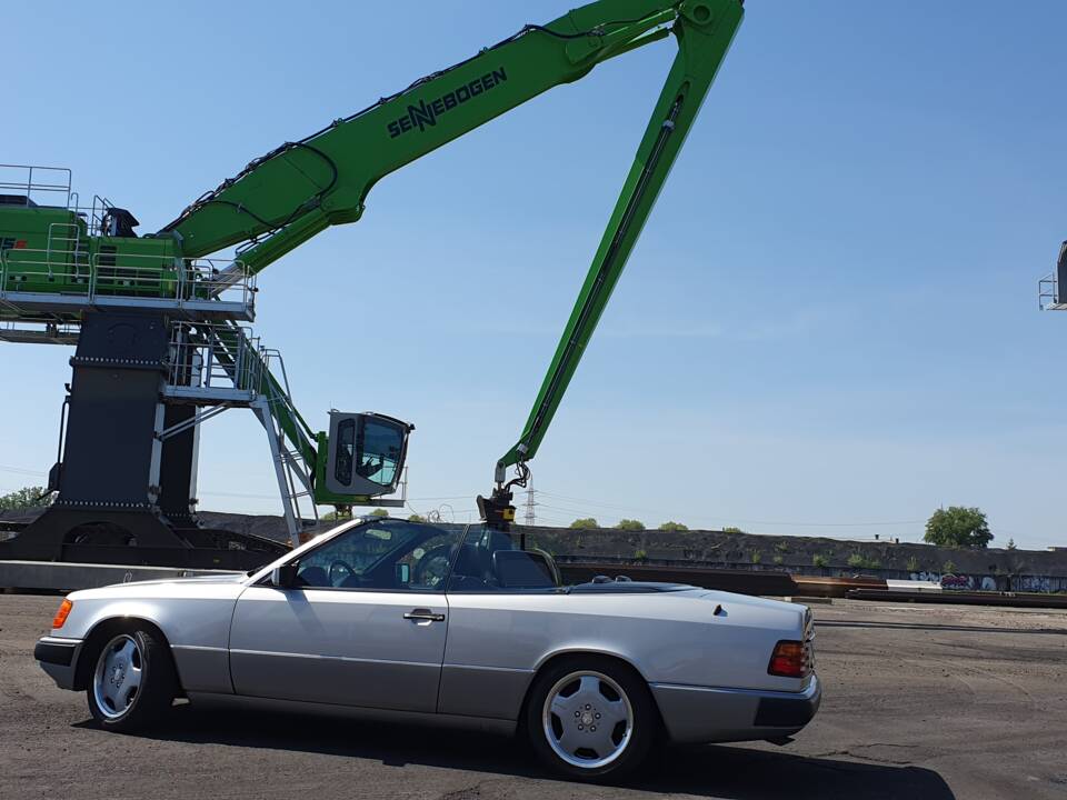 Imagen 35/94 de Mercedes-Benz 300 CE-24 3.4 AMG (1992)