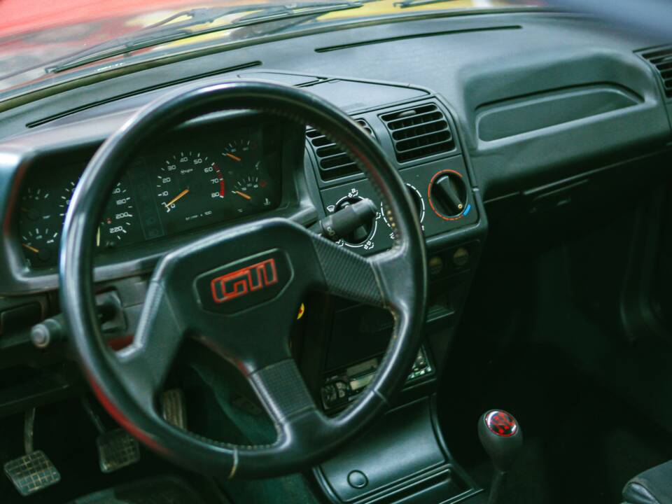 Image 22/33 of Peugeot 205 GTi 1.9 (1993)