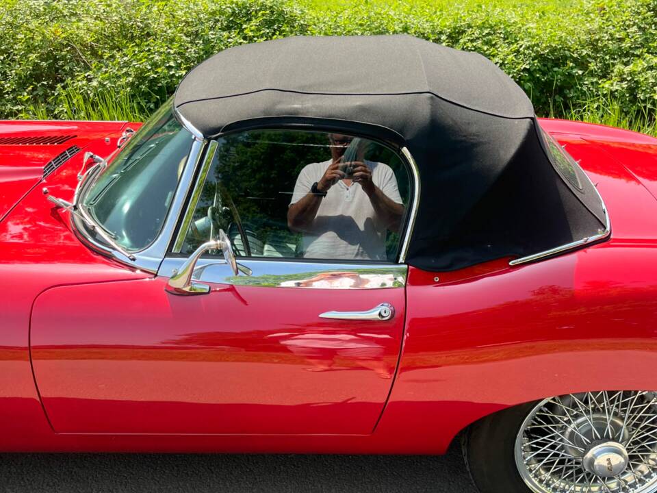 Image 7/8 de Jaguar E-Type (1971)