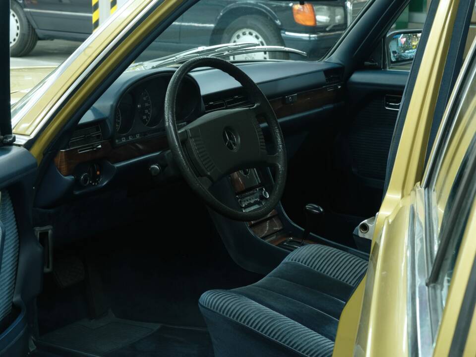 Image 17/76 of Mercedes-Benz 350 SEL (1977)