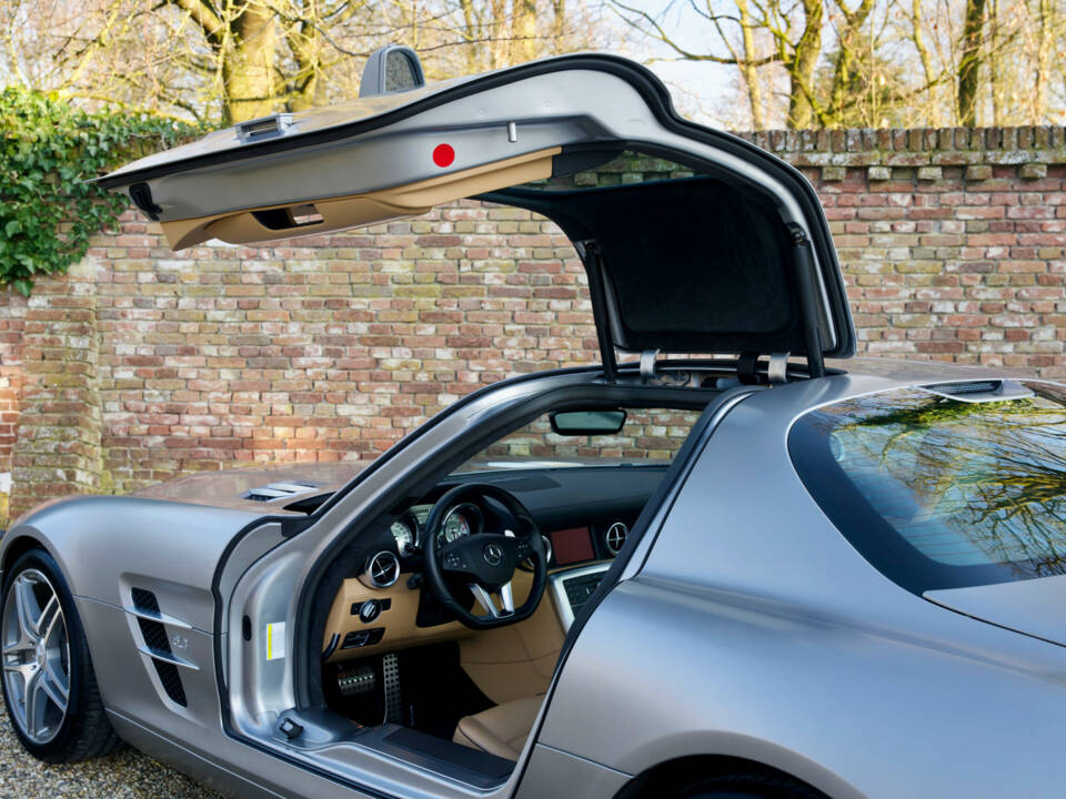 Imagen 10/50 de Mercedes-Benz SLS AMG (2011)