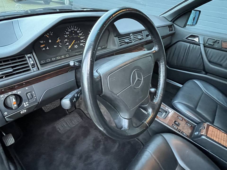 Imagen 24/68 de Mercedes-Benz 320 CE (1993)