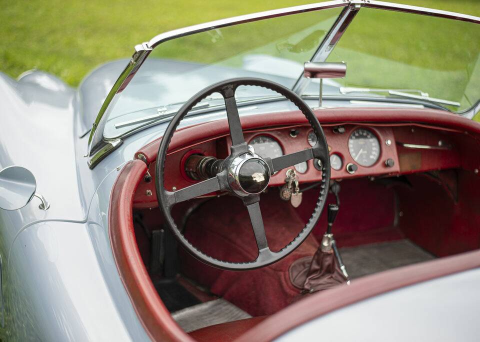 Image 2/8 of Jaguar XK 120 OTS (1953)