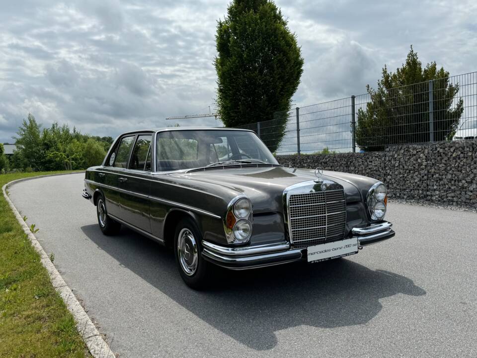 Image 2/47 of Mercedes-Benz 280 SE (1969)