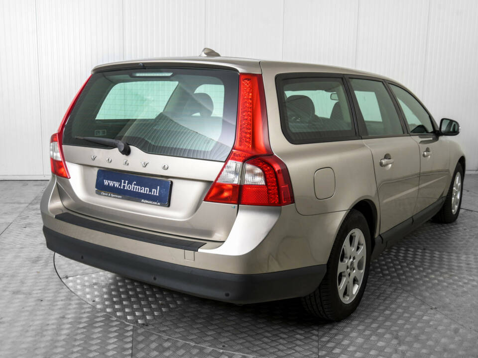 Bild 22/38 von Volvo V 70 2.4 (2007)