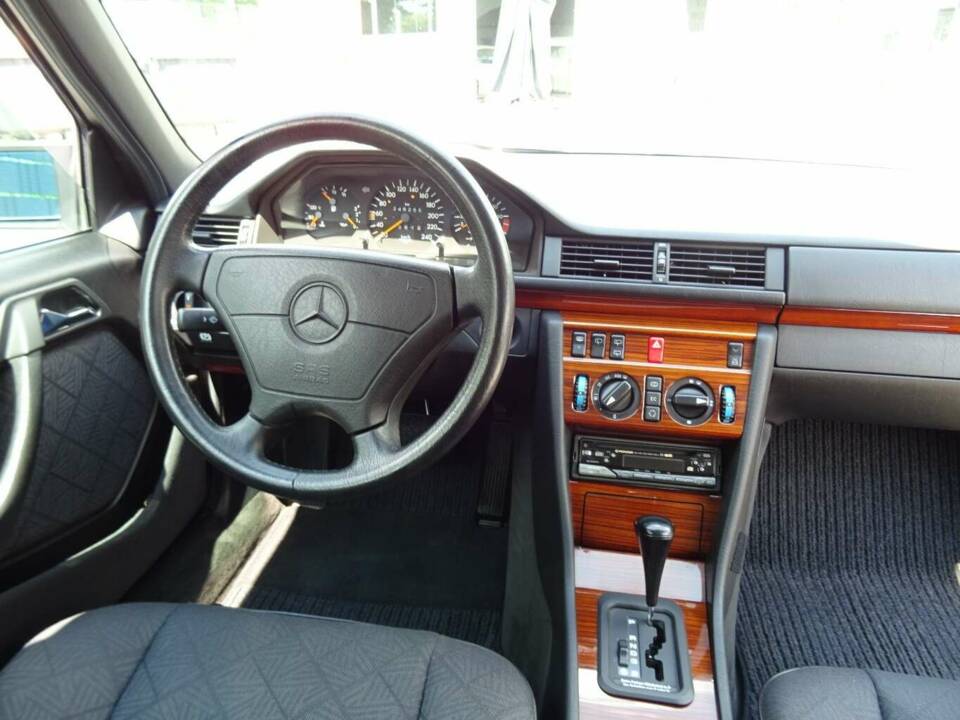 Imagen 12/17 de Mercedes-Benz 200 E (1996)