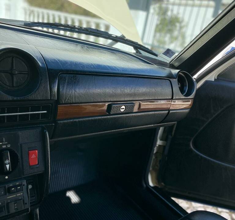 Bild 41/73 von Mercedes-Benz 300 D (1977)