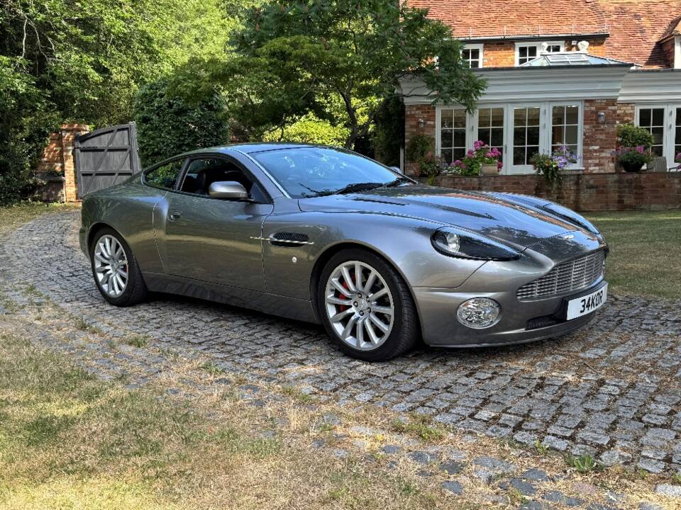 Image 4/40 of Aston Martin V12 Vanquish (2002)