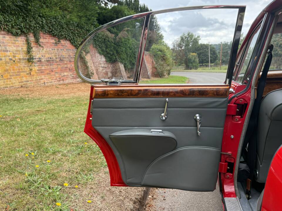 Image 25/36 of Jaguar Mk II 3.8 (1964)