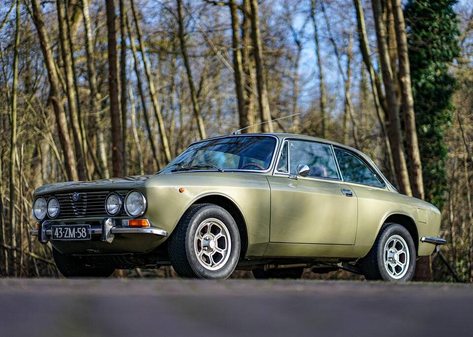 Image 4/8 de Alfa Romeo 2000 GT Veloce (1975)