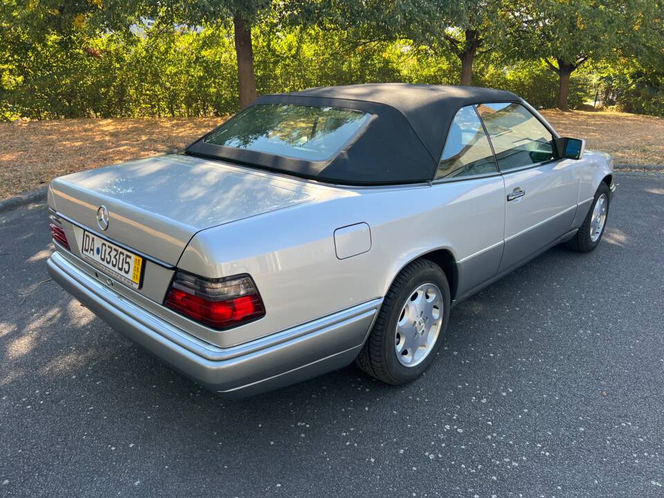 Obraz 30/61 pojazdu Mercedes-Benz E 220 (1996)