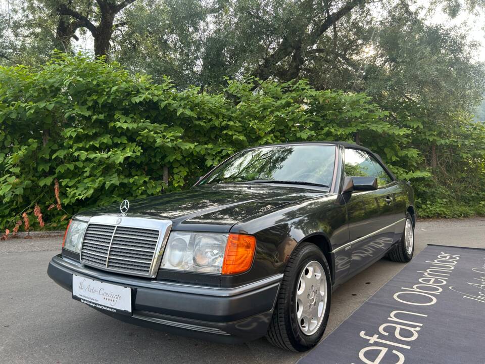 Image 22/47 of Mercedes-Benz 300 CE-24 (1992)