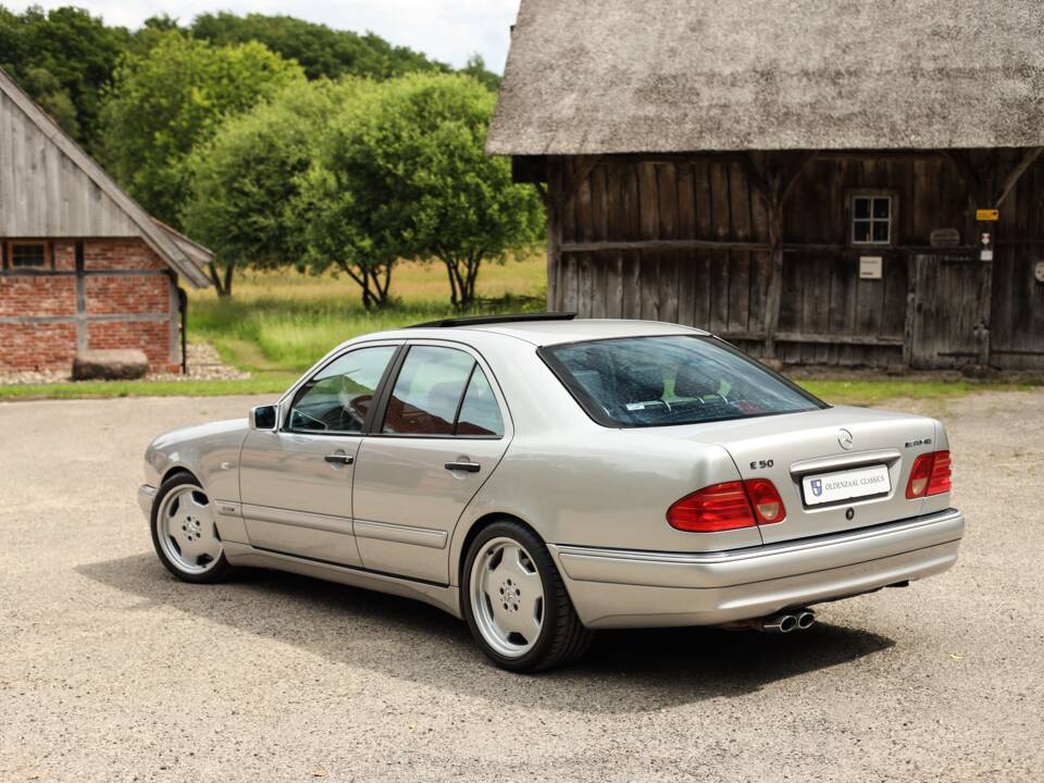 Image 9/98 de Mercedes-Benz E 50 AMG (1996)