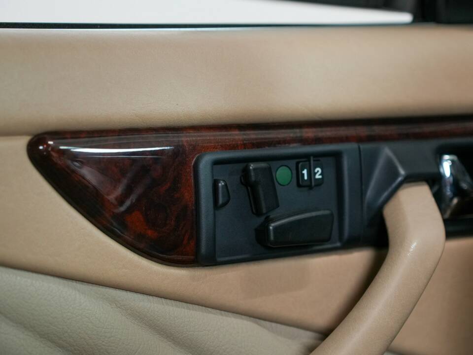 Image 11/41 of Mercedes-Benz 560 SEC (1990)