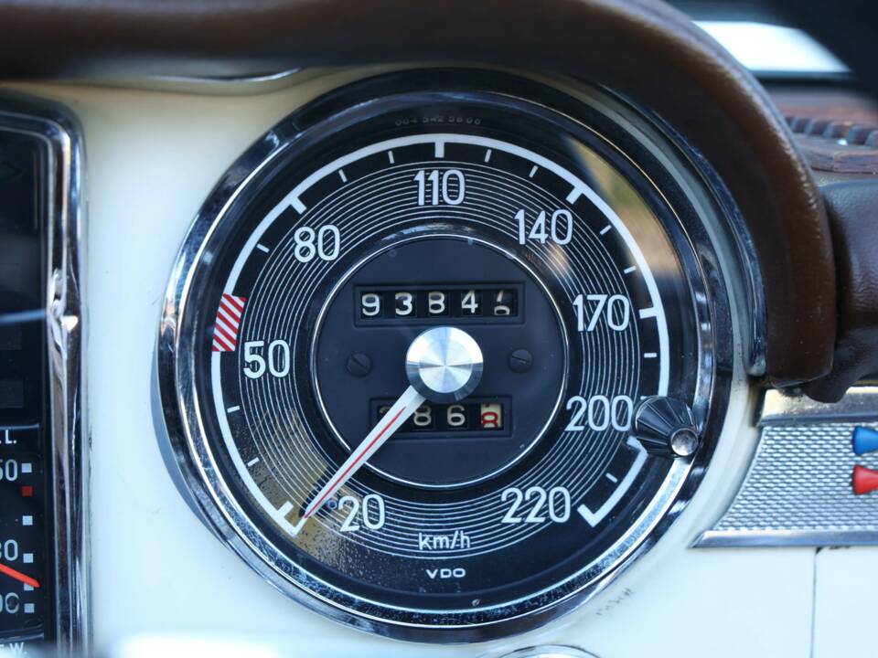 Image 10/50 of Mercedes-Benz 250 SL (1967)
