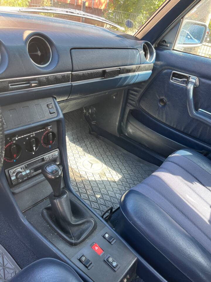 Immagine 6/9 di Mercedes-Benz 200 (1982)