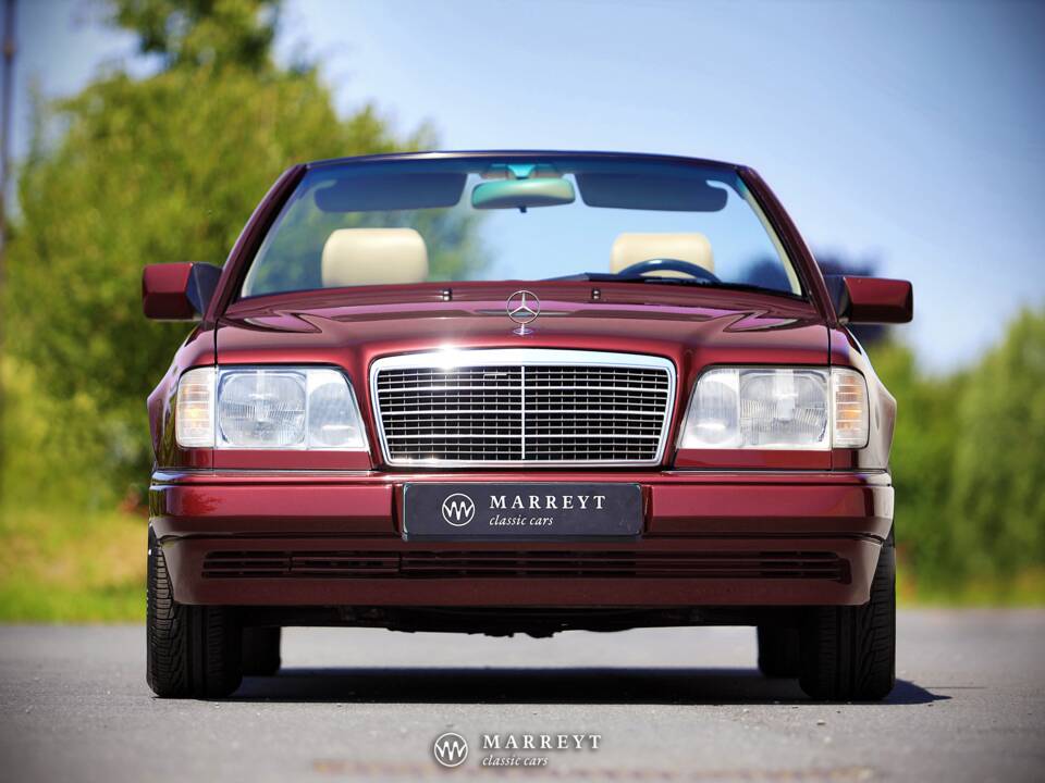 Bild 33/79 von Mercedes-Benz E 220 (1996)