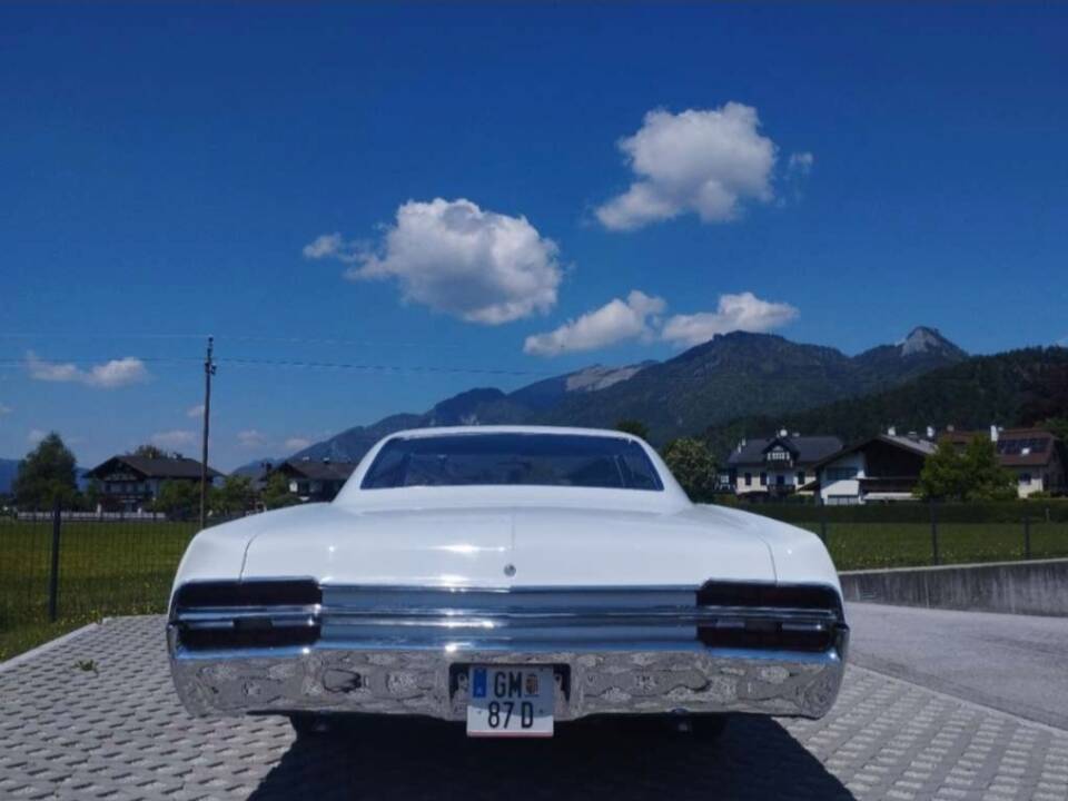 Image 4/23 of Buick Le Sabre Coupe (1966)