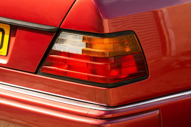 Image 26/50 of Mercedes-Benz E 320 (1994)