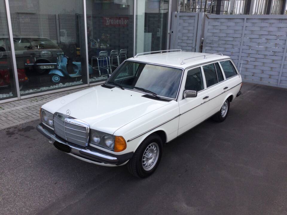 Immagine 8/39 di Mercedes-Benz 240 TD (1983)