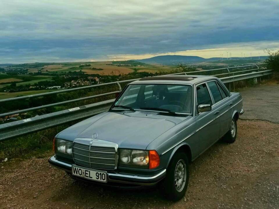 Image 1/26 of Mercedes-Benz 280 E (1982)