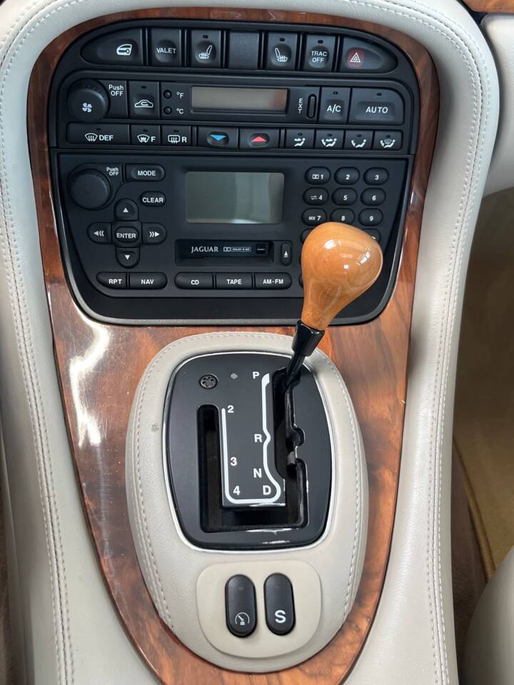Image 4/50 of Jaguar XJ 8 Sovereign (2000)