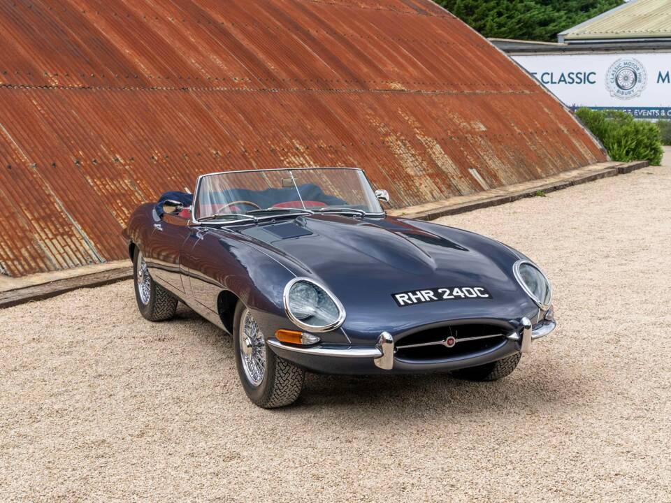Image 6/27 of Jaguar Type E 4.2 (1965)