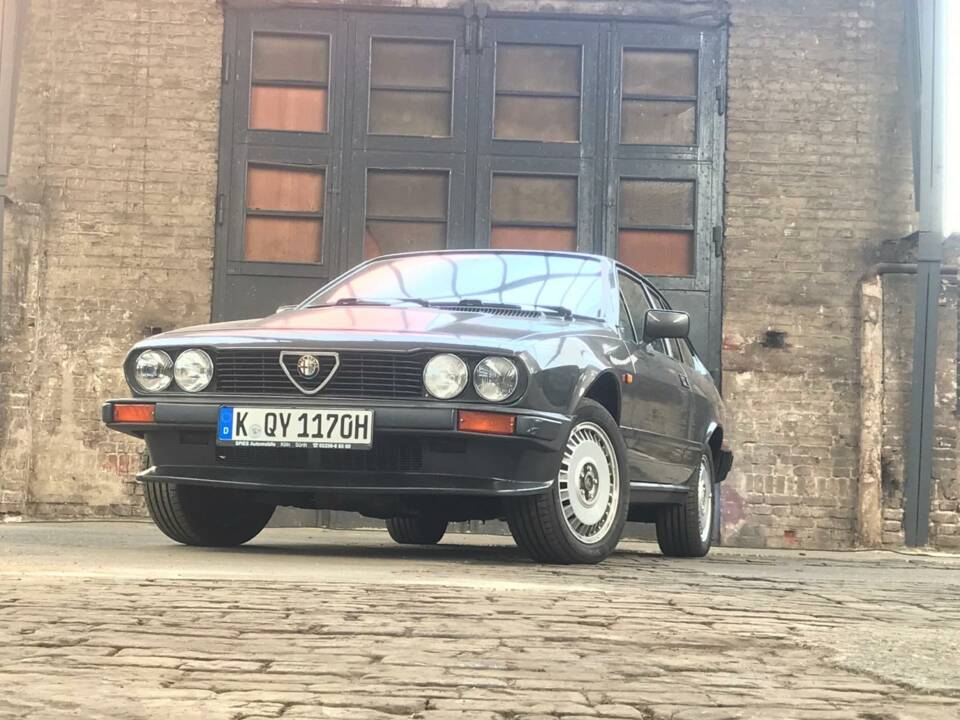 Image 3/12 of Alfa Romeo GTV 6 2.5 (1986)