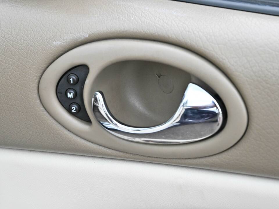 Image 48/50 of Jaguar XKR (1998)