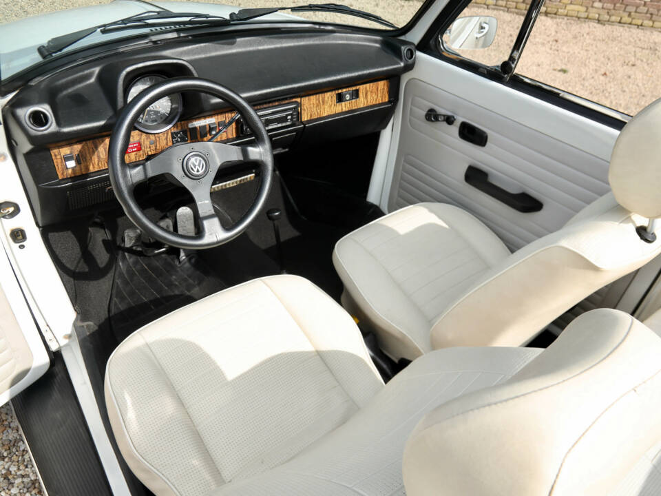 Immagine 31/50 di Volkswagen Kever 1303 &quot;Triple White&quot; (1977)