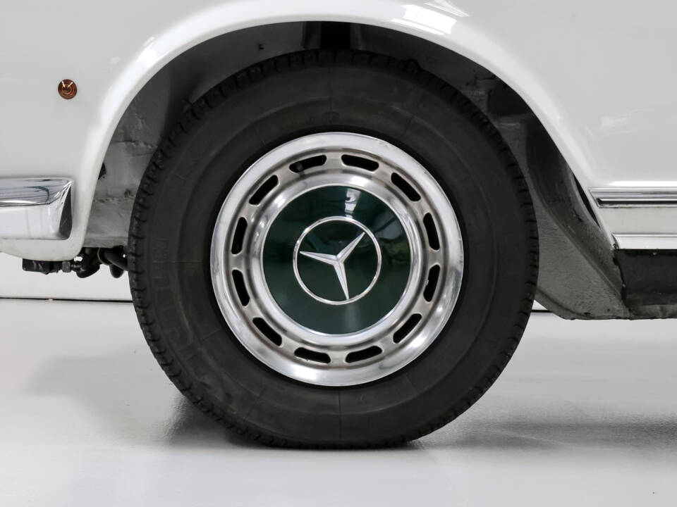 Image 18/31 of Mercedes-Benz 280 SL (1968)