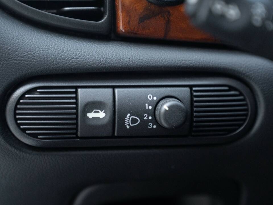 Bild 37/50 von Jaguar XJ 8 Executive (1997)