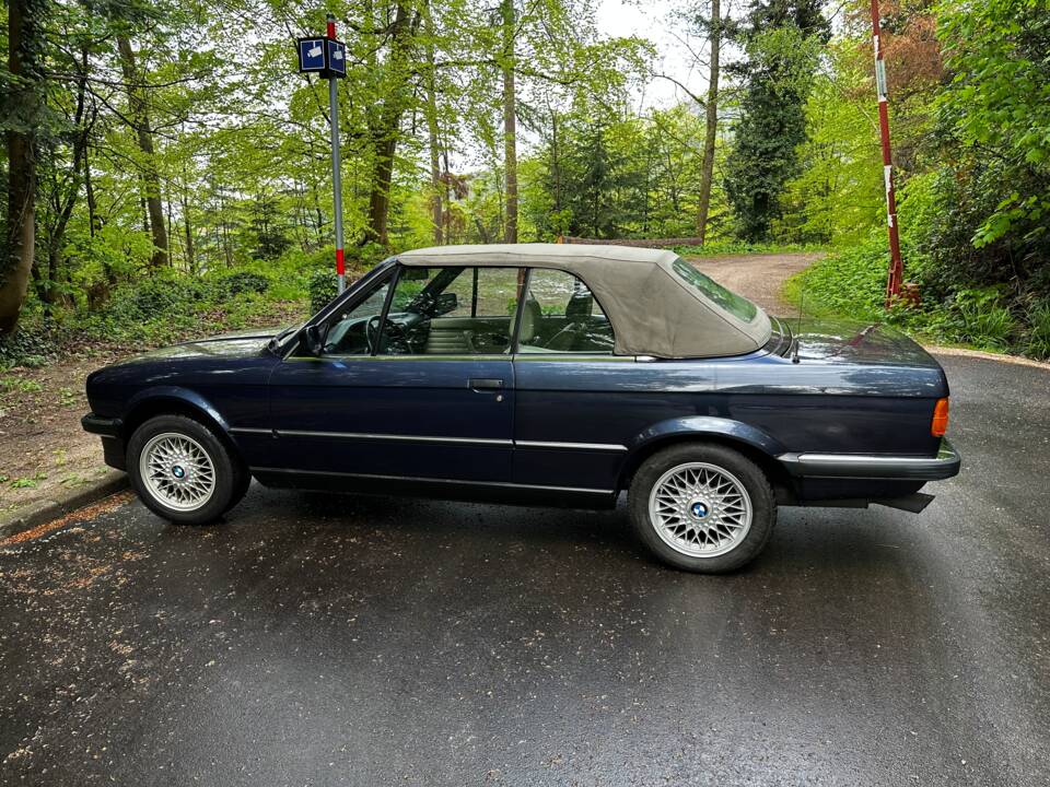 Image 8/17 of BMW 325i (1987)