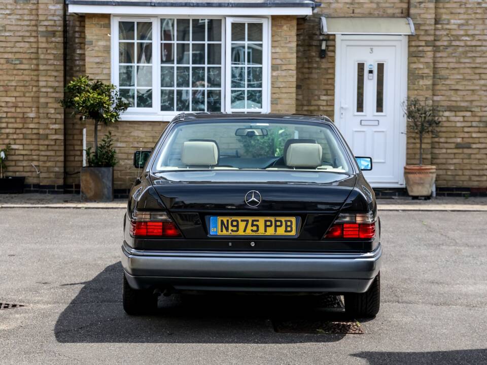 Image 21/37 of Mercedes-Benz E 320 (1995)