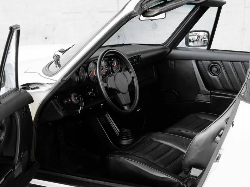 Image 14/46 de Porsche 911 Carrera 3.2 (1984)