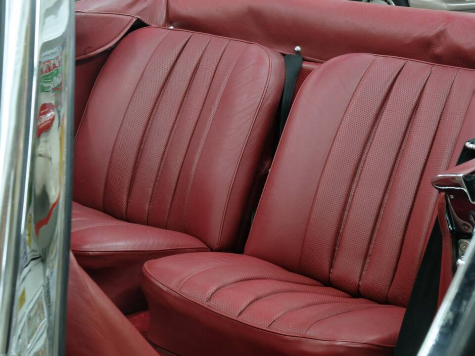 Image 32/50 of Mercedes-Benz 220 SE b (1963)