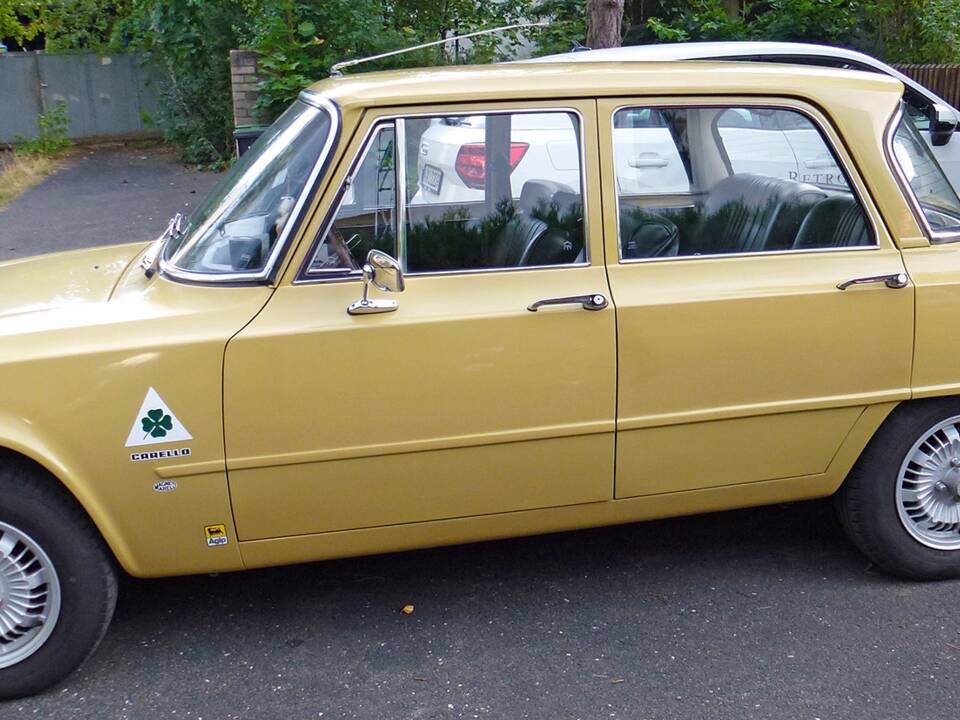Image 3/13 de Alfa Romeo Giulia Nuova Super 1300 (1975)