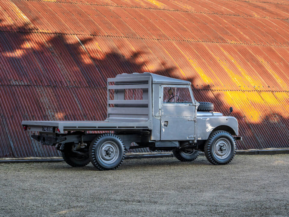 Image 2/31 of Land Rover 107 (1957)