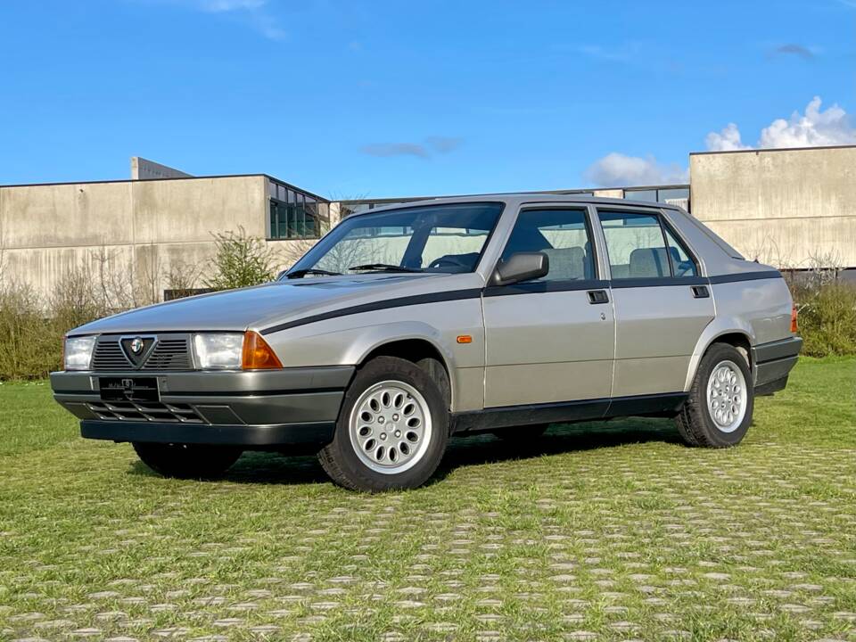 Image 2/23 de Alfa Romeo 75 1.6 (1988)