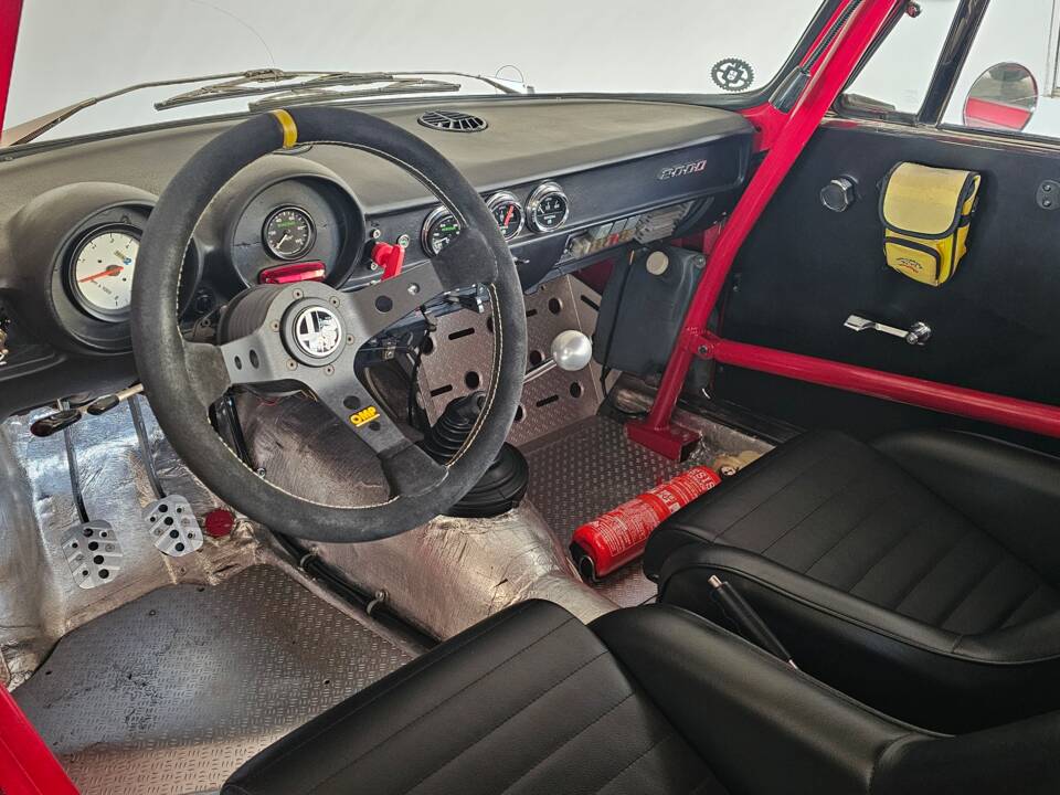 Image 6/17 of Alfa Romeo 2000 GT Veloce (1972)