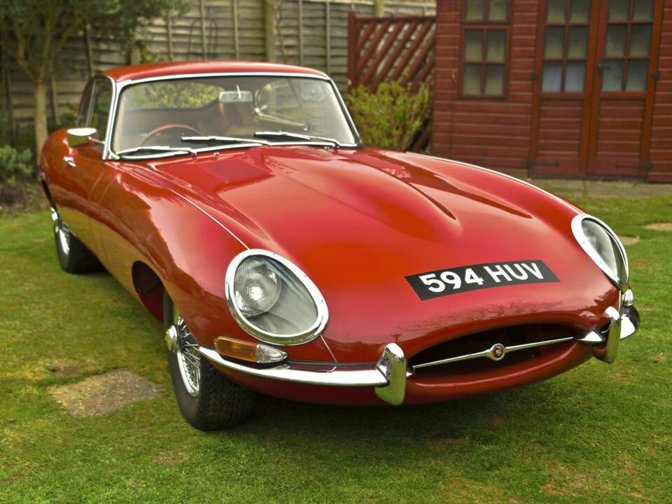 Image 3/50 de Jaguar E-Type (1968)