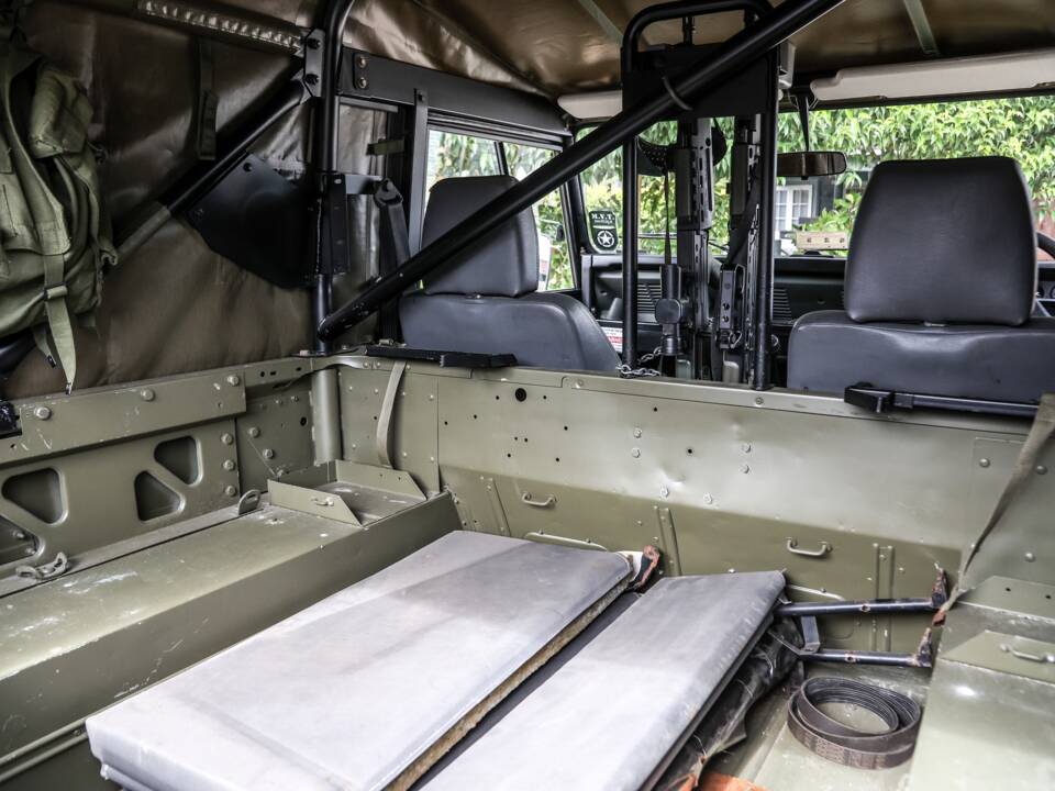 Bild 35/41 von Land Rover Defender 90 Td5 (1998)